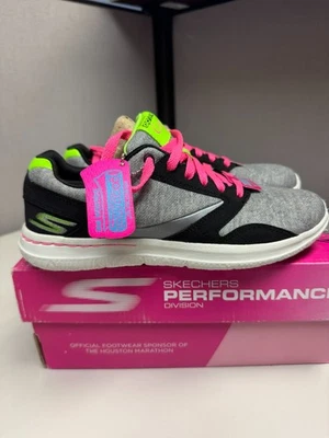 Zapatilla deportiva para mujer Skecher Uptown Go Walk negra gris ancho medio Foto 1 de 4