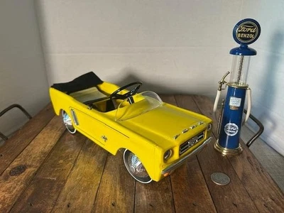 VINTAGE 1964 FORD MUSTANG PEDALE CAR 1:3 SCALE & L.E. WAYNE GAS PUMP REPLICA NIB - Image 1 of 4