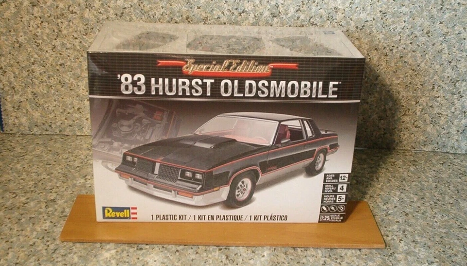 Revell 85-4317 1983 Hurst Oldsmobile 1 25 Plastic Model Kit (1)
