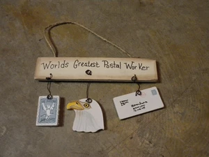 Worlds Greatest Postal Worker Hanging Wooden Plaque Like Decoration 5-1/2" x 4" - Foto 1 di 5