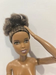 Barbie Hecha Para Mover Muñeca Articulada Pelo Castaño Ojos Marrones Desnuda N12HF DHL33 - Imagen 1 de 10