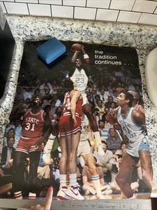 Poster Vintage 1983 MICHAEL JORDAN UNC North Carolina Tar Heels TRADIZIONE CONTINUA - Foto 1 di 10