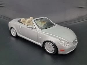 Modellino auto Maisto Lexus SC430 argento convertibile scala 1/18 pressofuso - Foto 1 di 11
