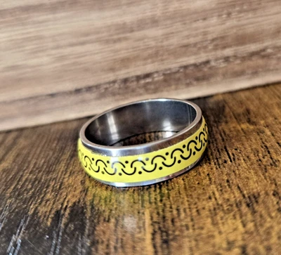 Anillo tribal de acero de titanio para hombre talla 10 - banda amarilla - elegante y duradero Foto 1 de 3