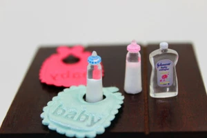 1:12 Casa de Muñecas Miniatura Bebé Biberones de Leche Champú Babero Set Accesorios para Guardería - Imagen 1 de 10