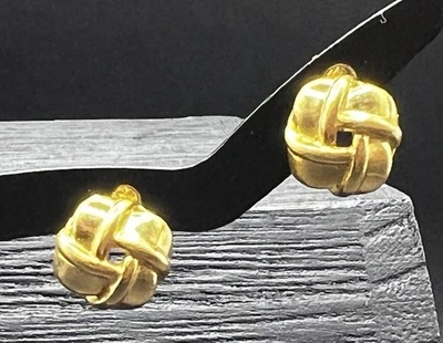 Aretes perforados clásicos con nudo de amor de oro amarillo de 18k Foto 1 de 4