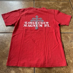 80s VINTAGE 1985 MAGNUM PI TV SHOW CAST & CREW T-SHIRT SZ M HAWAII HAWAIIAN - Picture 1 of 10