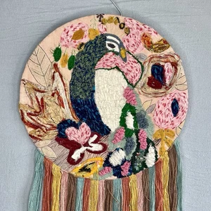 Wandbehang Pfau Vogel rund Traum rosa Mixed Media Kunst Stickerei Boho Fransen - Bild 1 von 12
