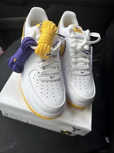 Size 9 - Nike Kobe Bryant x Air Force 1 Retro QS Low Lakers Home - Picture 1 of 5