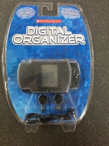 ¡Organizador digital Scholastic con radio y calculadora! 2 pilas incluidas - Imagen 1 de 2