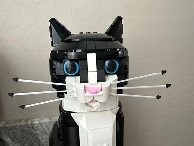 LEGO® Esmoquin Gato Bigotes! Edición limitada - ¡Bigotes negros con punta de corazón! Foto 1 de 4