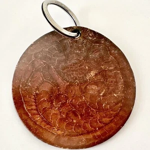 Portachiavi rotondo vintage artigianale in pelle con fiori in rilievo - Foto 1 di 6