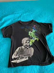Albert Einstein Pfeife Smoking Galaxy Grafik schwarz T-Shirt Herren L - Bild 1 von 2