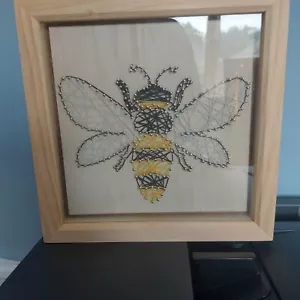 Gerahmte handgefertigte Bienensaitenkunst - Bild 1 von 2