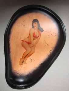 Bettie Page Leather Motorcycle Seat Sportster HD Bobber - Bild 1 von 1