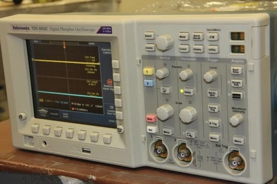 TEKTRONIX TDS 3032C 300MHz 2.5GS/s Digital Phosphor Oscilloscope Passes Selftest - Image 1 of 4
