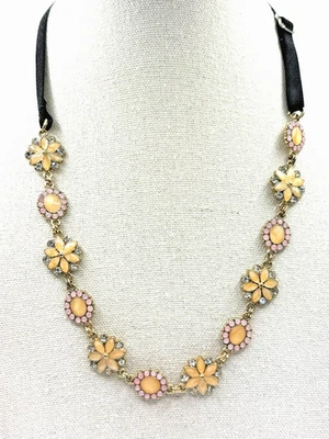 Collar Gargantilla Banda Cinta Negra Dijes Flores Esmalte Rosa Y Beige Foto 1 de 4