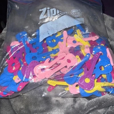 Lote de 95 colgantes de dijes de guitarra de madera: rosa, azul, amarillo, morado Foto 1 de 4