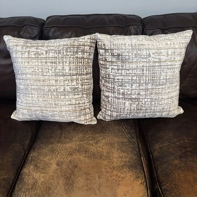 Sofá Camilla Furniture of America almohadas de felpa suave 21”x21” tostado, gris y blanco Foto 1 de 4