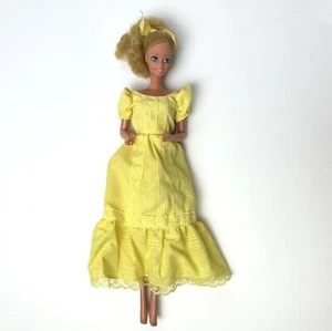 Vintage 1966 Mattel Magic Curl Barbie bambola #3856 Taiwan con anello capelli fiocco e vestito - Foto 1 di 17