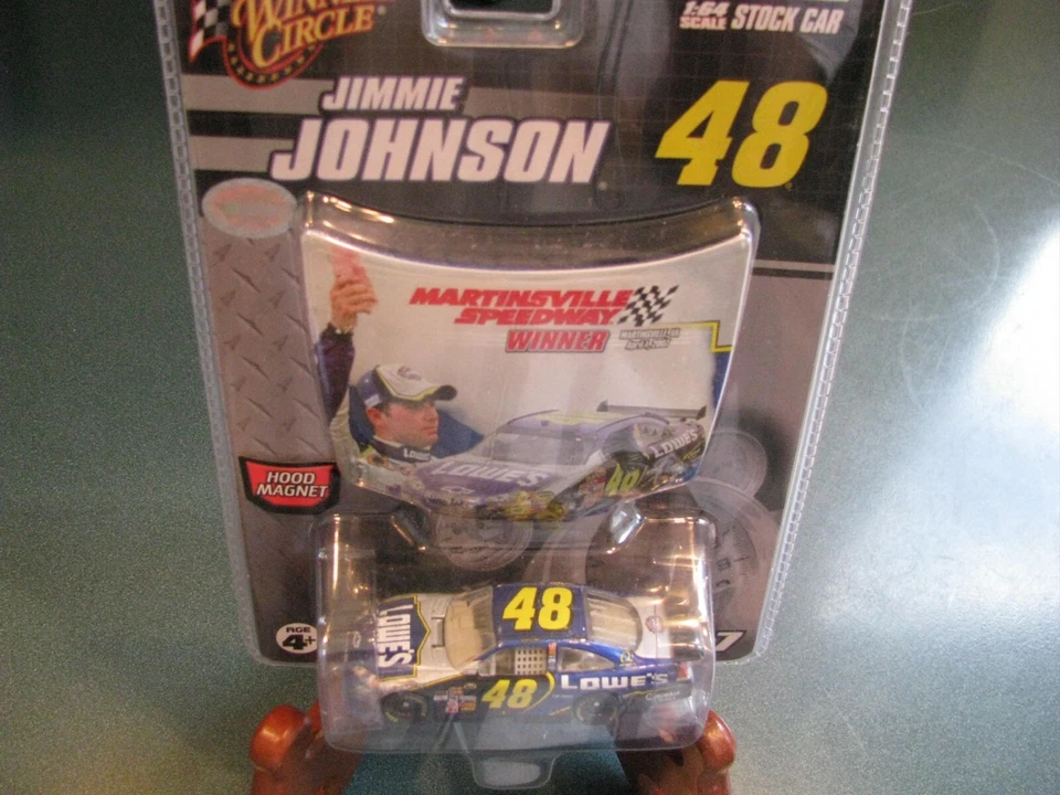 Jimmie Johnson #48 Lowes Martinsville Winners Circle NASCAR 2007 1/64 diecast Foto 1 de 1