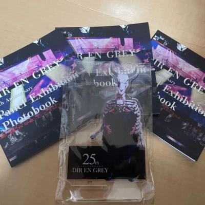 DIR EN GRIS 25 Aniversario Acrílico Smartphone Soporte Original Libro de Fotos Japón Foto 1 de 4