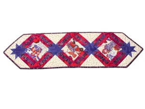 "Sombrero Rojo Dama Sociedad Tela Púrpura y Rojo Edredón Corredor Colgante 42 X 11.5""" - Imagen 1 de 12