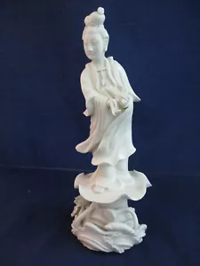 Statuina porcellana geisha vintage Blanc de Chine Guan Yin su pad di loto alta 8,5" - Foto 1 di 9