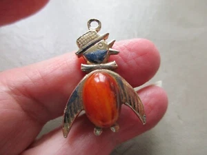CUTE VINTAGE GOLD TONE ORANGE PLASTIC BEAD BIRD WITH HAT FOB CHARM PENDANT RETRO - Picture 1 of 4
