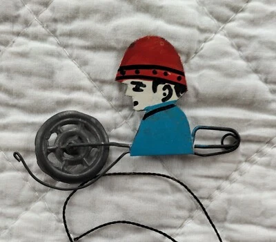 Ancien JOUET EN METAL à roue et ficelle artisanal - 7 cm - - Photo 1/2