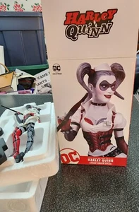 Harley Quinn Batman Arkham Asylum rot weiß schwarz limitiert 1680 von 5200 DC Comics - Bild 1 von 4