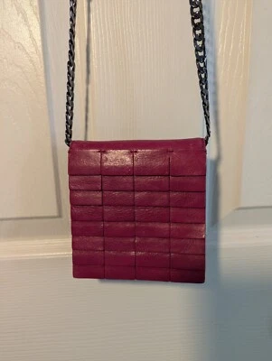 Kenneth Cole Reaction 覆盆子皮革斜挎包 4.5"w 5"t 1"d 链带 — 第 1/4 张图片