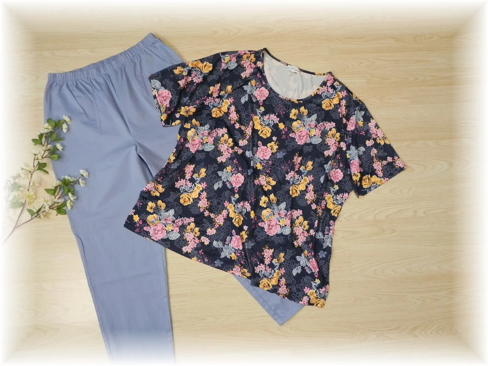 In Print * hübsches, glattes Stretch Shirt mit Blumen Gr. 52 / 54 XXL Neuwertig - Bild 1 von 4