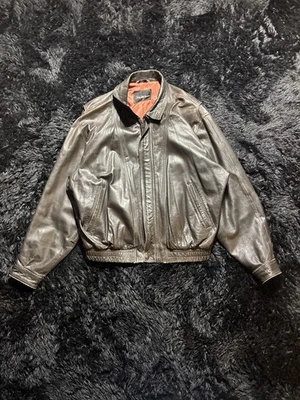 Jaqueta Bombardeiro Saks Fifth Avenue Couro Marrom Macio Feita nos EUA Vintage Grande 46 - Imagem 1 de 4