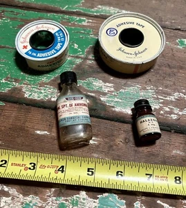 Cinta adhesiva vintage de la Cruz Roja Johnson & Johnson y botellas de amoníaco halazona SPT - Imagen 1 de 4