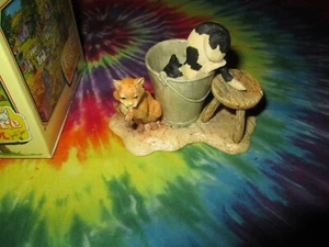 LOWELL DAVIS 1984 BARN CATS KITTEN COUNTRY FARM STOOL BUCKET SCHMID MINIATURE-NR - Imagen 1 de 5