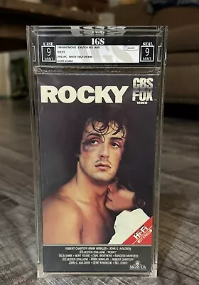 (IGS 9 MINT / 9 MINT) 1984 VHS ROCKY I CBS/FOX WATERMARKS *RARE SEALED/GRADED🔥 - Imagem 1 de 4