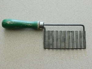 VINTAGE POTATO VEGETABLE CRINKLE CUTTER WOODEN GREEN - Picture 1 of 2