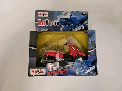Maisto All Stars Two Wheelers Motorcycles  1:18 Vespa Scarabeo Red Scooter. New - Image 1 of 4