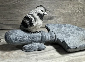De colección Adorable Realista Detallado Resina Pájaro En Pala Exterior Excelente Estado - Imagen 1 de 9