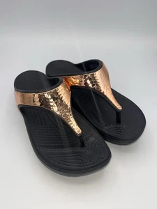 Sandalias Crocs Sloane doradas martilladas negras W7 - Imagen 1 de 6