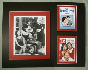 DICK VAN DYKE SHOW ELENCO FIRMADO AUTOGRAFIADO 8 X 10 EXHIBICIÓN CON CERTIFICADO DE AUTENTICIDAD - Imagen 1 de 9