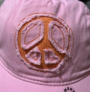 Gorra para mujer Life Is Good Tattered Peace Sign rosa frío nueva con etiquetas - Imagen 1 de 4