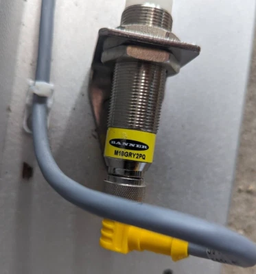 Banner Engineering M18GRY2PQ Proximity Sensor With Bracket EZ-LIGHT - Image 1 of 2