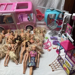 VINTAGE Barbie Konvolut 80er 90er teils neu 38 Puppen Sammlung + Fahrzeuge �� 100+ Extras - Bild 1 von 14