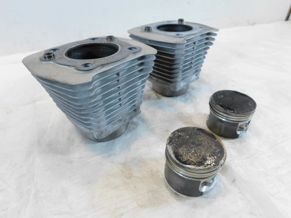 Par de jarras de cilindro plateadas Harley Davidson Sportster 883 con pistones P/N: 16446-86 Foto 1 de 4