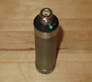 Welch Allyn 71670 wiederaufladbarer 3,5 V Griff mit neuem Akku für Tischladegerät - Bild 1 von 4