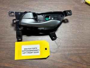 Manija de puerta interior delantera izquierda Kia Forte 2024 Bb152 - Imagen 1 de 3