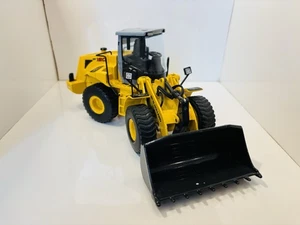 Ros Maßstab 1:32 New Holland W190 Frontlader - James Bond - Casino Royale - Bild 1 von 10