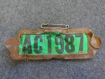 Etiqueta trasera de licencia de ciervo Michigan 1952 vintage en soporte de cuero Foto 1 de 4